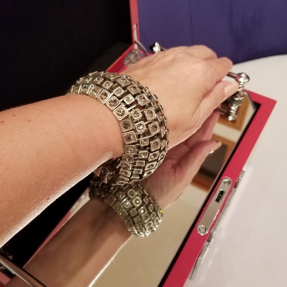 UNIQUE DESIGN! GORGEOUS Silver-Tone Stretchable Bracelet. - Picture 7 of 8